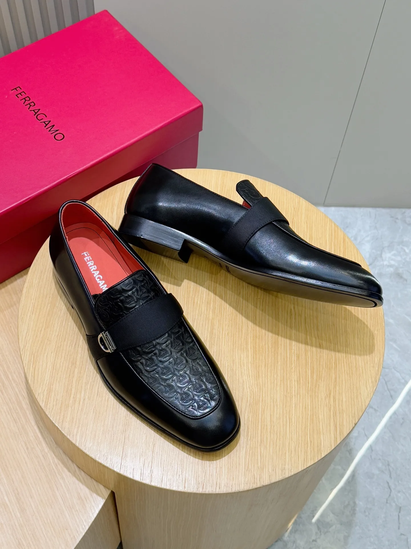 [Ferragam] Top P: 960💰 Size: 39-44 (38. 45.46 can be customized) Ferragamo Gancini buckle moccasins. These men's loafers are exquisite and gorgeous, with shiny patent leather uppers that highlight urban style. The almond-shaped toe adds a stylish touch, with three-dimensional stitching around the upper and contrasting tubular piping for a unique silhouette. The shoes are exquisitely crafted, with grosgrain ribbons and metallic Gancio buckles adding a classic touch, complementing the contrasting red accents. Finished with a slim leather sole. Imported cowhide upper + cowhide lining + genuine leather outsole.